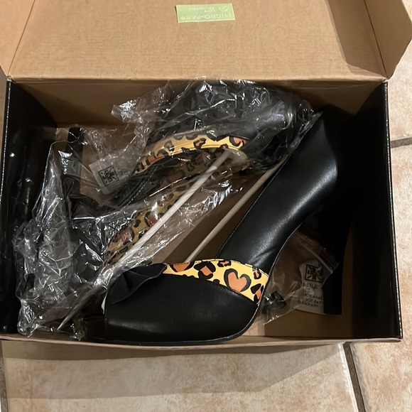 T.U.K. Black Leopard Print Bow Peep Toe with Heart Cut Out Heel size 11 - Picture 10 of 10